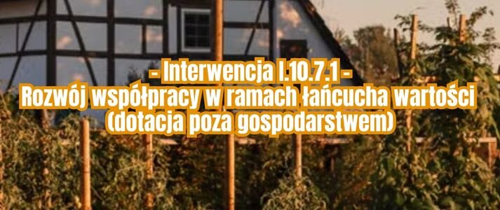 Kawałek budynku gospodarczego i uprawy rolnej.