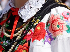 Obrazek przedstawia tradycyjny strój 