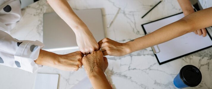 zdjęcie przedstawia łączące się ręce 