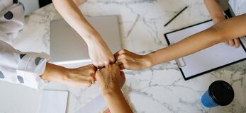 zdjęcie przedstawia łączące się ręce 