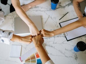 zdjęcie przedstawia łączące się ręce 