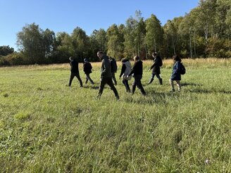 Obrazek przedstawia uczestników na szkoleniu terenowym na Polesiu