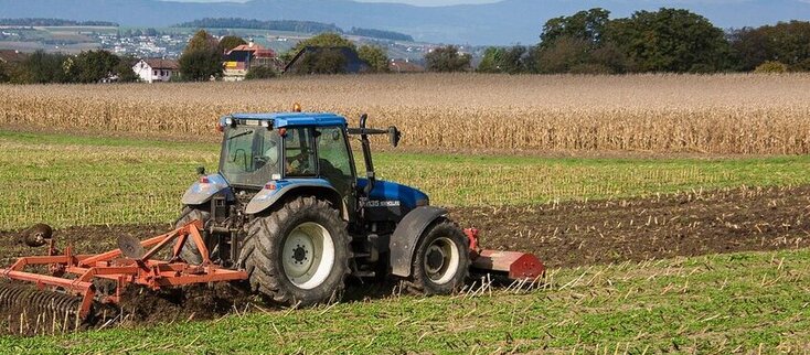 Zdjecie przedstawia traktor na polu