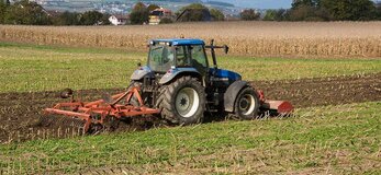 Zdjecie przedstawia traktor na polu