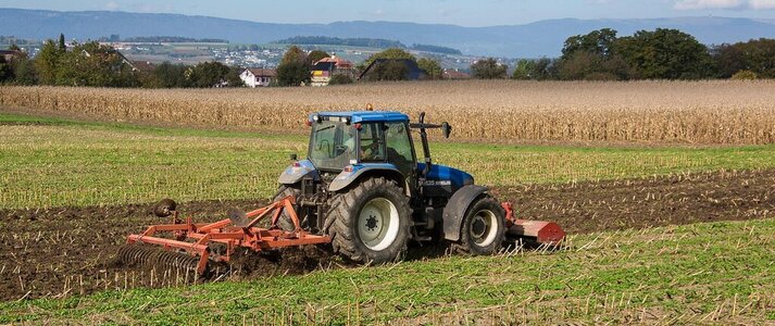 Zdjecie przedstawia traktor na polu