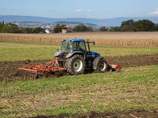 Zdjecie przedstawia traktor na polu