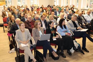 Zdjęcie przedstawia uczestników konferecnji