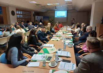 widok osób siedzących przy stole na seminarium