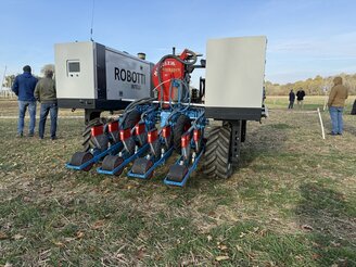 Obrazek przedstawia pokaz maszyn na polu