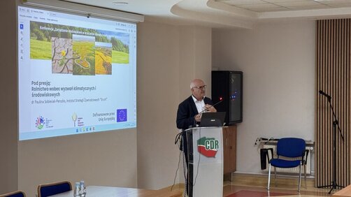 Zdjęcie przedstawia prelegenta konferencji podczas wykładu