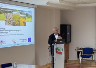 Obrazek przedstawia prelegenta konferencji.