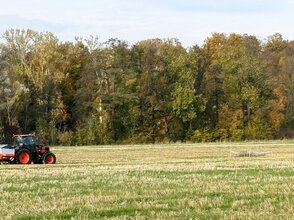 Zdjecie przedatwia traktor na polu.