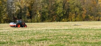 Zdjecie przedatwia traktor na polu.