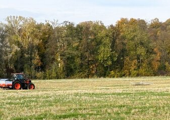 Zdjecie przedatwia traktor na polu.