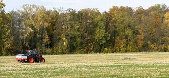 Zdjecie przedatwia traktor na polu.