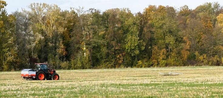 Zdjęcie przedstawia traktor na polu.