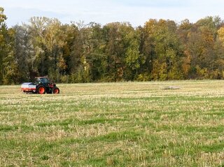 Zdjecie przedatwia traktor na polu.