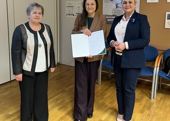 trzy osoby pozujące do zdjęcia