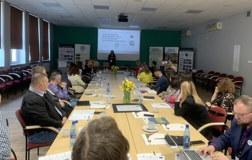 Zdjęcie przedstawia uczestników seminarium