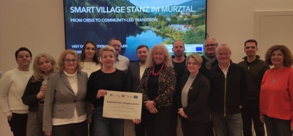 Obrazek przedstawia uczestników w urzędzie gminy Stanz