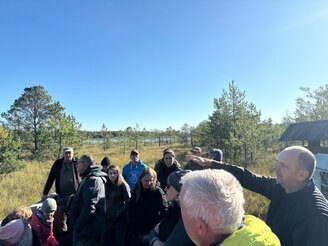 Obrazek przedstawia uczestników na szkoleniu terenowym na Polesiu