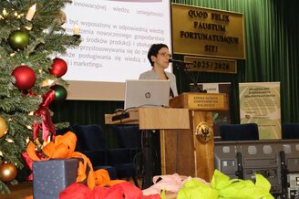 Zdjęcie przedstawia prelegentkę