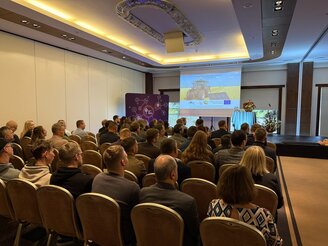 Obrazek przedstawia uczestników forum na sali