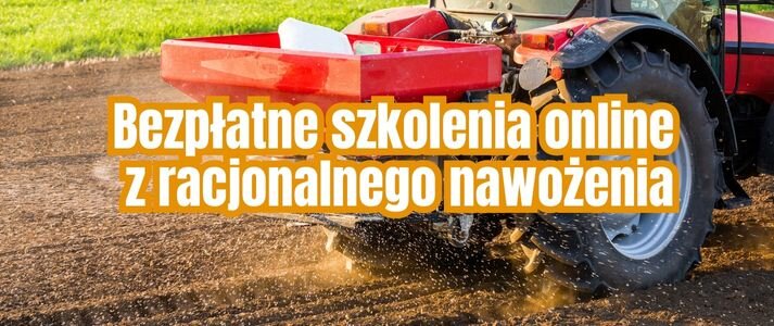 Traktorem człowiek nawozi pole.