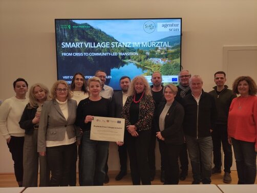 Obrazek przedstawia uczestników w urzędzie gminy Stanz