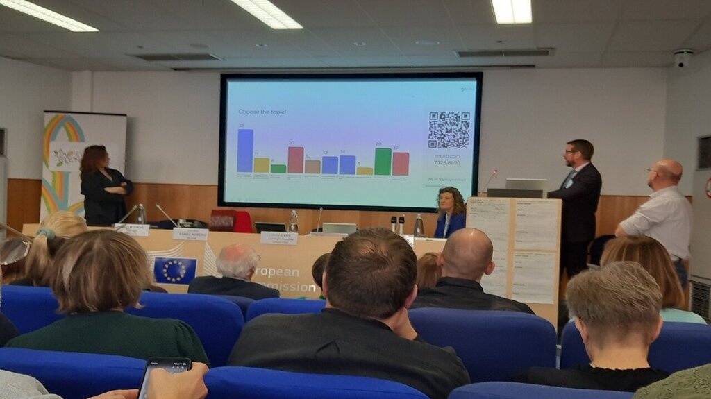 Zdjęcie przedstawia wygłaszanie prezentacji