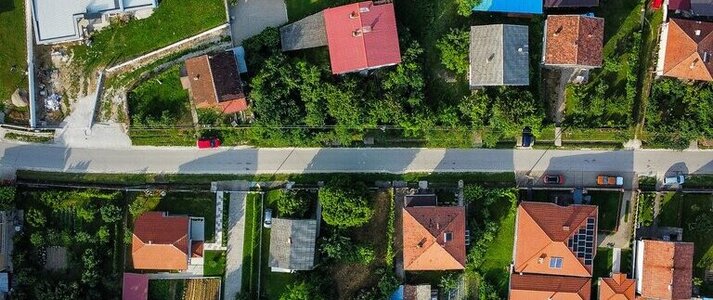 Zdjęcie przedstawia wieś z lotu ptaka