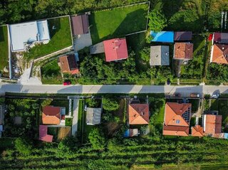 Zdjęcie przedstawia wieś z lotu ptaka