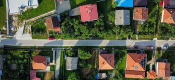Zdjęcie przedstawia wieś z lotu ptaka