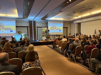 Obrazek przedstawia uczestników forum na sali