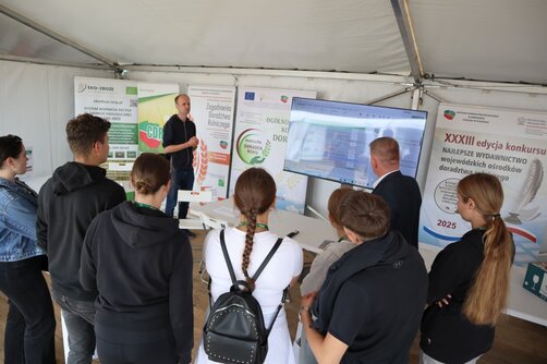 Zdjęcie przedstawia uczestników w namocie Strefy Nauki i Doradztwa.