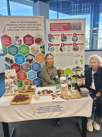 Obrazek przedstawia stoisko wystawiennicze podczas konferencji