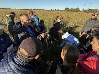 Obrazek przedstawia uczestników na szkoleniu terenowym na Polesiu