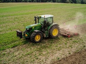Traktor podczas upraw.