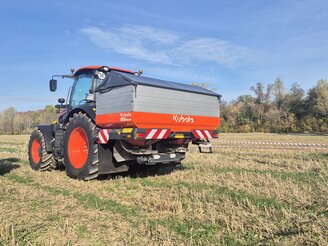 Obrazek przedstawia pokaz maszyn na polu