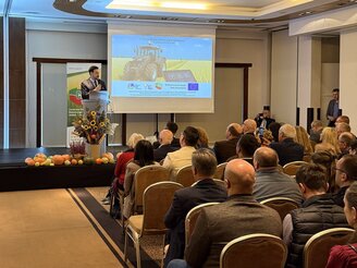 Obrazek przedstawia uczestników forum na sali