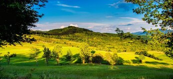 Obrazek przedstawia widok tereny rolnicze podgórskie