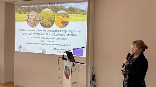 Zdjęcie przedstawia prelegenta konferencji podczas wykładu.