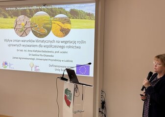 Obrazek przedstawia prelegenta konferencji.