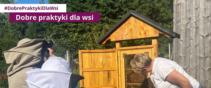 Zdjęcie przedstawia kobietę pokazującą ul 