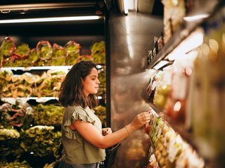 Zdjęcie przedstawia kobietę robiąca zakupy 