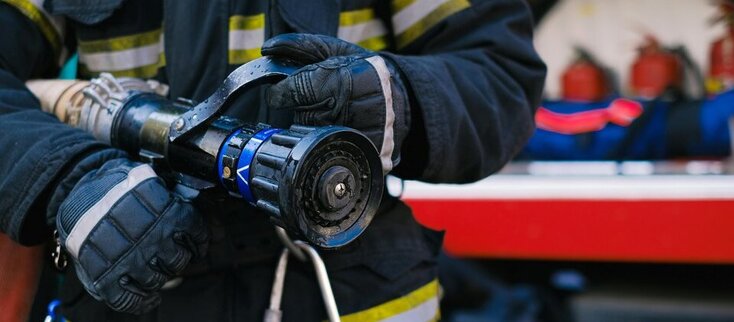 Zdjęcie przedstawia strażaka