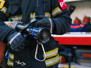 Zdjęcie przedstawia strażaka