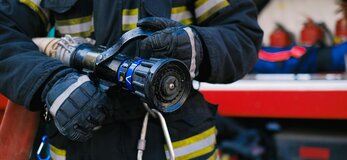 Zdjęcie przedstawia strażaka