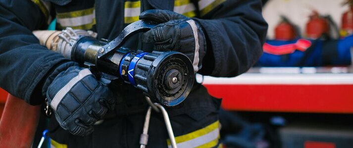 Zdjęcie przedstawia strażaka