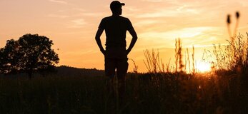 Zdjecie przedstawia człowieka na polu